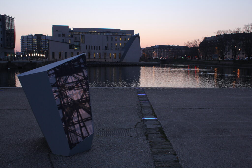 Photographie de l'installation Pressentiment devant la bibliothèque André Malraux de Strasbourg