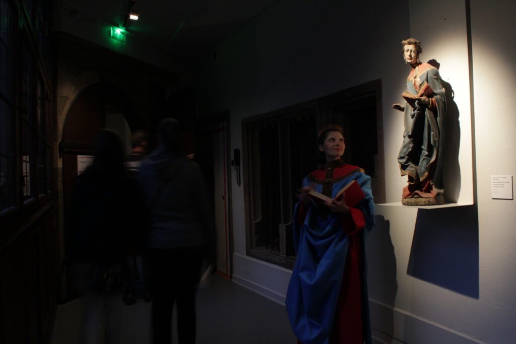 Photographie de la performance sainte Elisabeth, au musée de l'Oeuvre de notre dame à Strasbourg