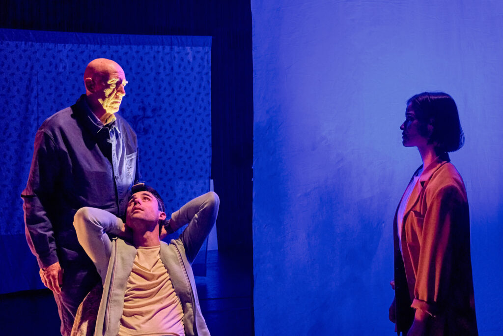 Le fils regarde le père et l'éclaire. Le père regarde la fille qui semble regarder ailleurs 