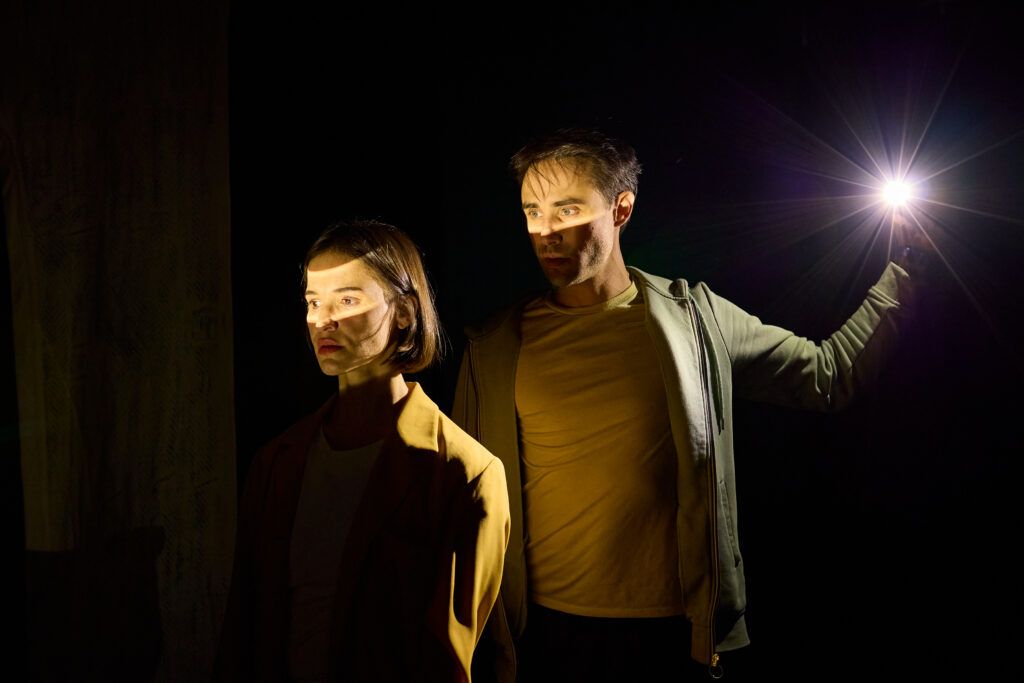 Le fils par un jeu de lumière fait apparaitre les yeux des deux acteur : lui et sa soeur