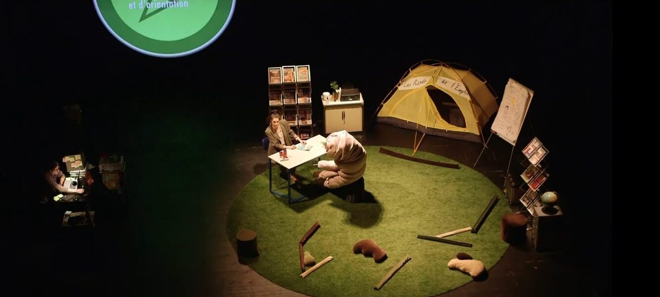 Le chercheur, la conseillère d'orientation et Lucas le tardigrade géant sur scène dans le décors du C.I.O.