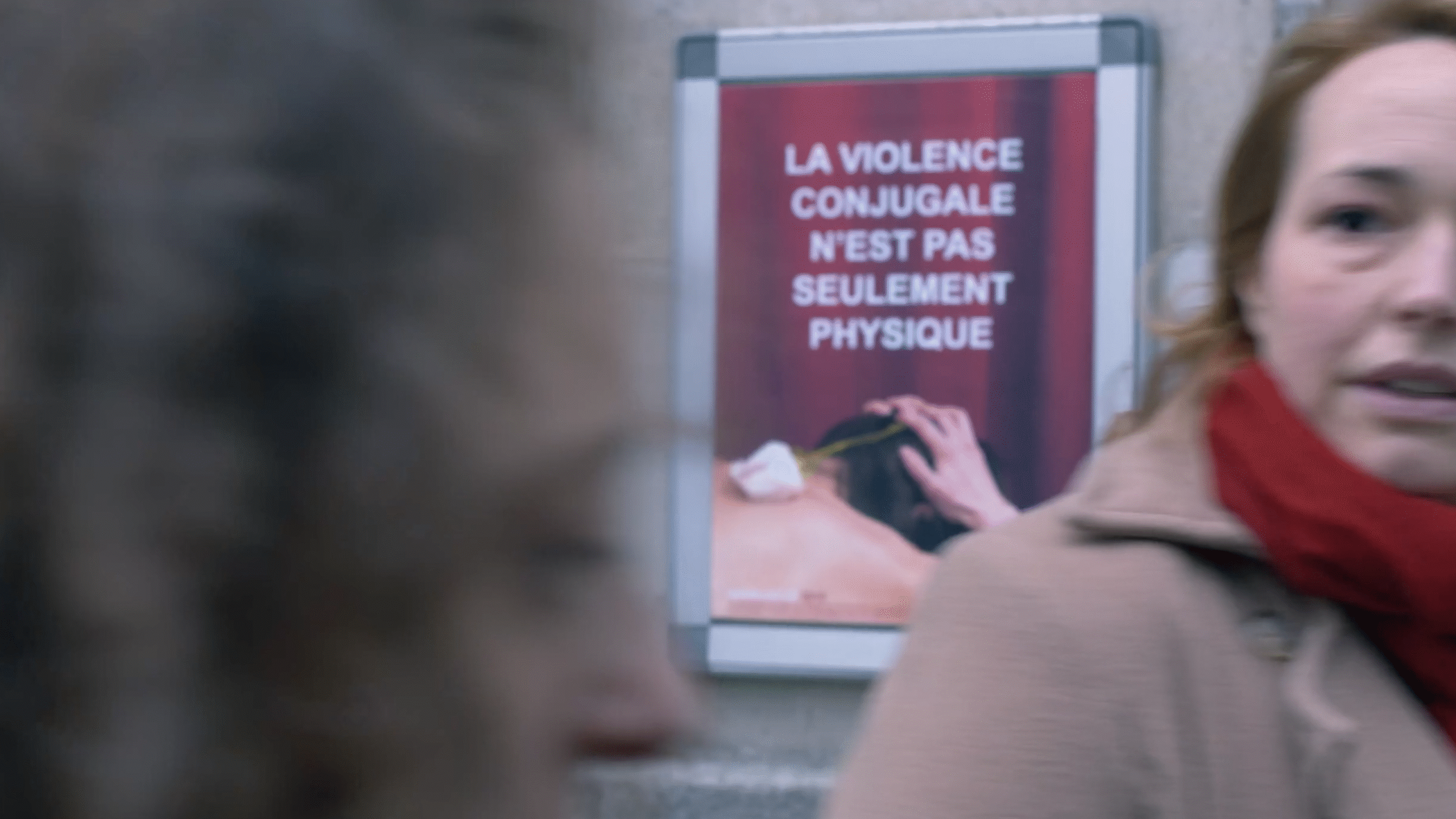 Affiche sur les violence conjugale au second plan