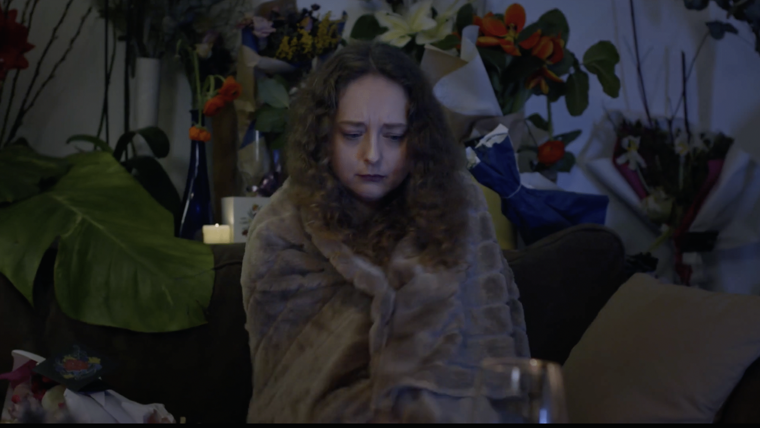 Chloé reçoit tous les jours des bouquets de fleurs d'un inconnu