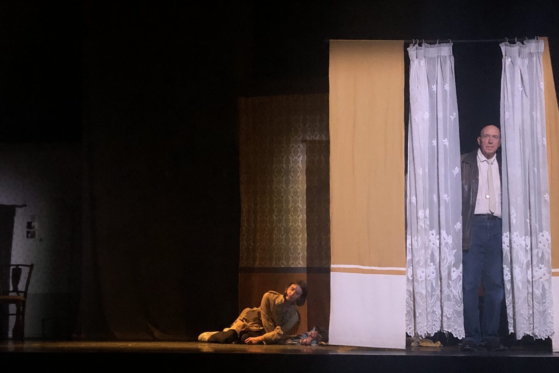 Le père regarde à la fenêtre